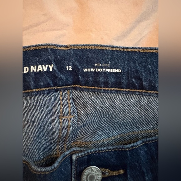 Old Navy Mid Rise WOW Boyfriend Jeans - Picture 3 of 4
